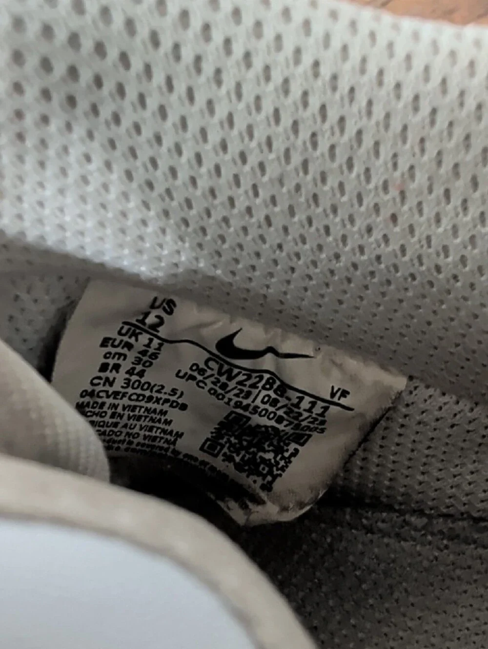 Nike Men's Low-Top Sneakers in White with Beige Accents